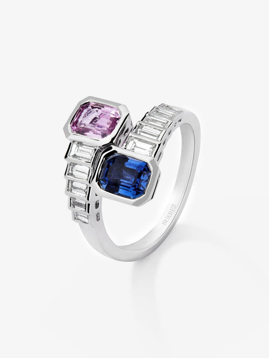 Anillo tú y yo de oro blanco de 18K con zafiro rosa en talla octogonal de 1,02 cts, zafiro azul royal en talla octogonal de 1,19 cts y 10 diamantes en talla baguette con un total de 0,57 cts
