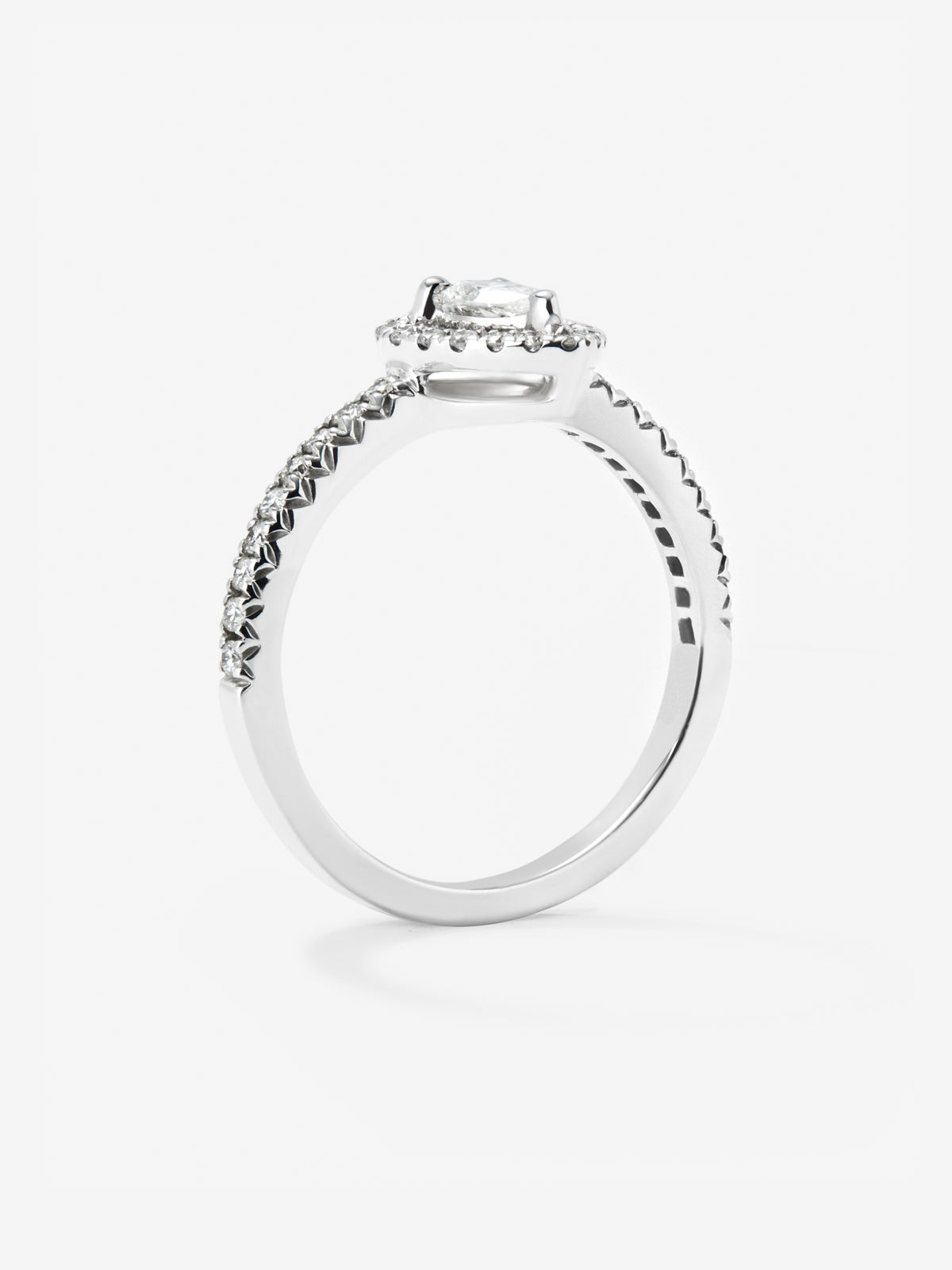 Anillo de oro blanco de 18K con diamante en talla pera de 0,14 cts y 36 diamantes en talla brillante con un total de 0,18 cts