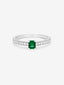 Anillo de oro blanco de 18K con una esmeralda verde en talla oval de 0,20 cts y 16 diamantes en talla brillante con un total de 0,21 cts