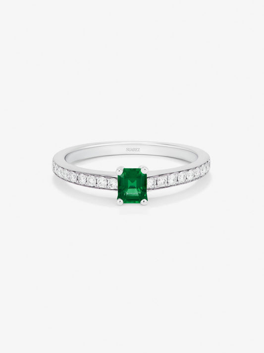 Anillo de oro blanco 18K con esmeralda verde en talla oval de 0,22cts y diamantes