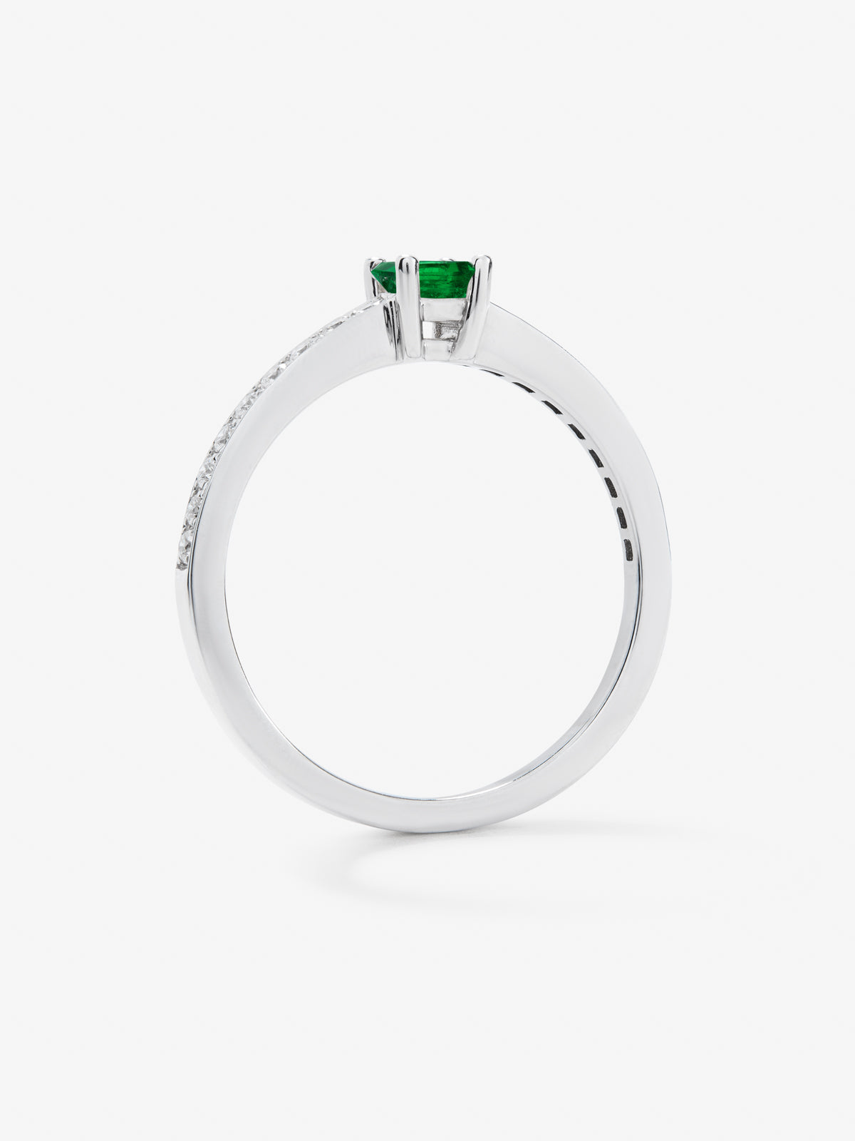Anillo de oro blanco 18K con esmeralda verde en talla oval de 0,22cts y diamantes