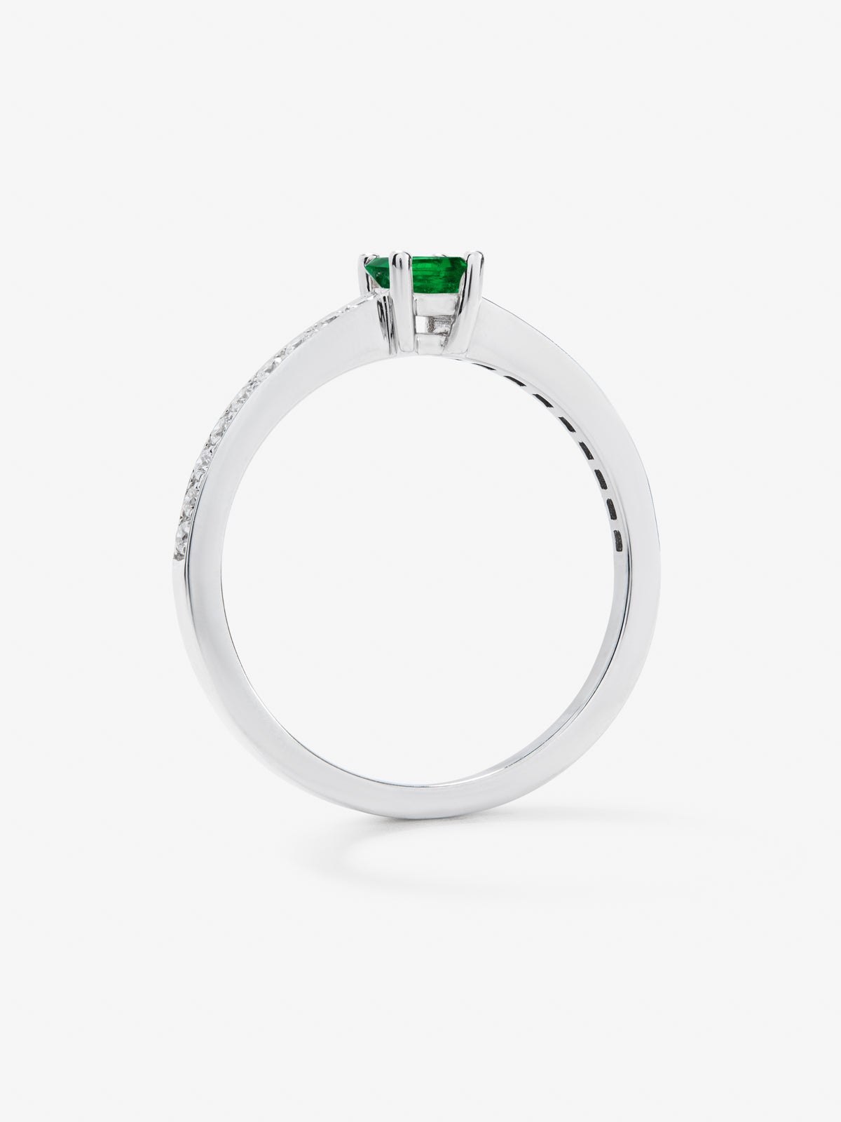 Anillo de oro blanco 18K con esmeralda verde en talla oval de 0,22cts y diamantes