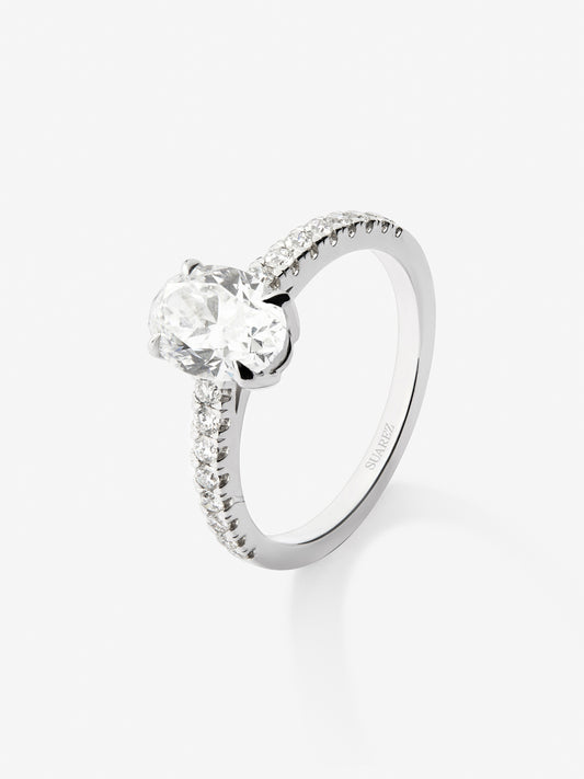 Anillo solitario de oro blanco de 18K con diamantes blancos en talla oval de 1,5 cts y brillante de 0,25 cts