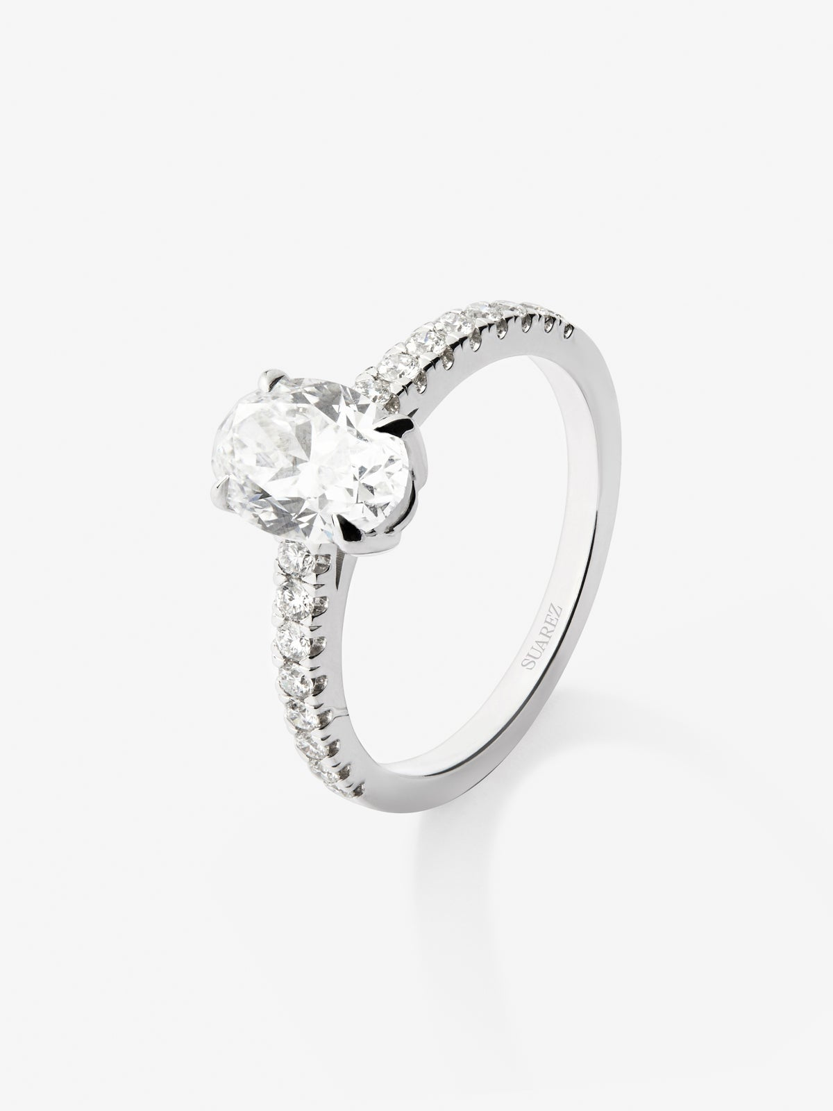 Anillo solitario de oro blanco de 18K con diamantes blancos en talla oval de 1,5 cts y brillante de 0,25 cts