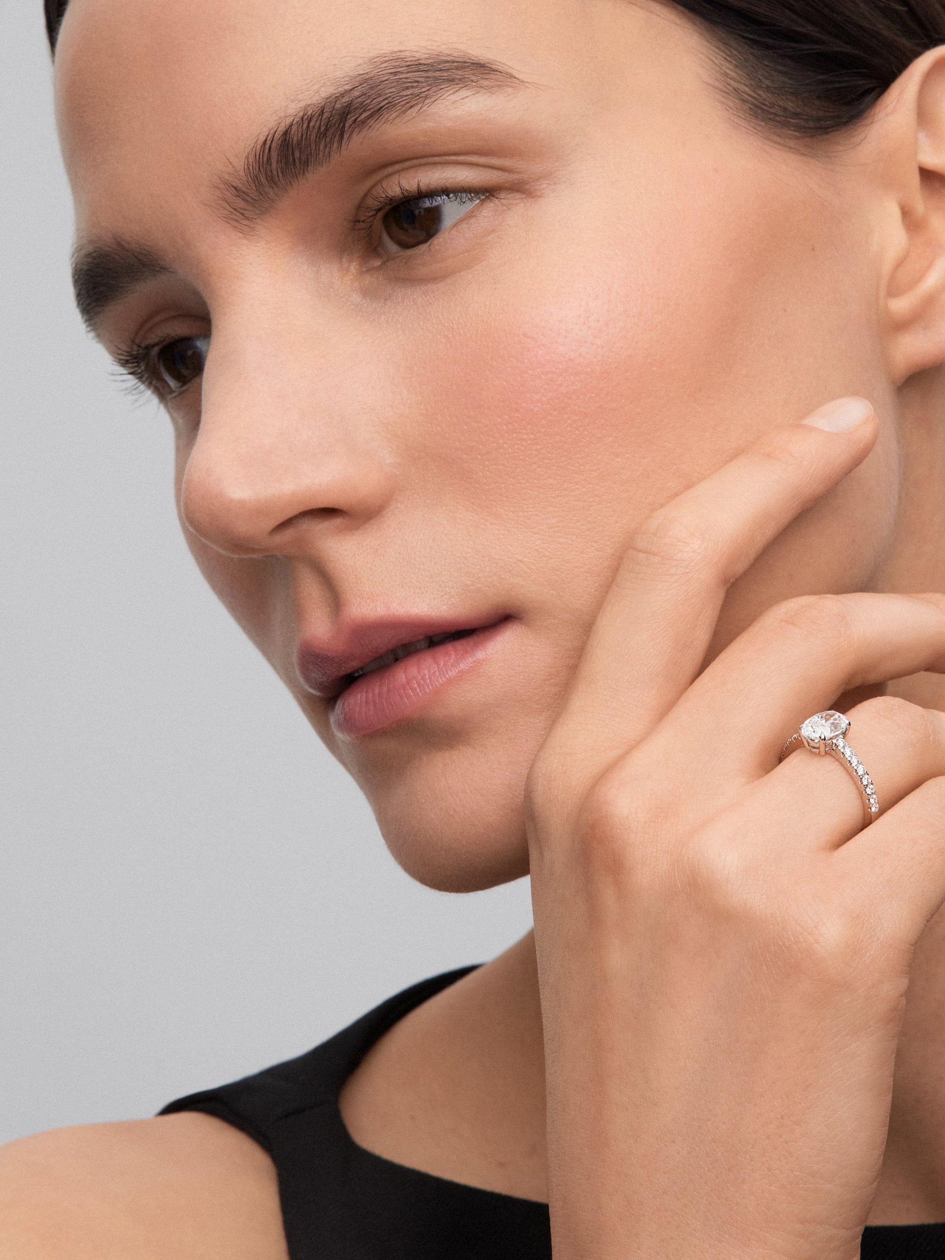 Anillo solitario de oro blanco de 18K con diamantes blancos en talla oval de 1,5 cts y brillante de 0,25 cts