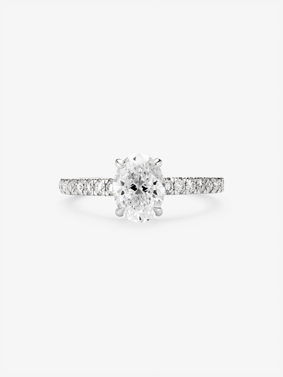 Anillo solitario de oro blanco de 18K con diamantes blancos en talla oval de 1,5 cts y brillante de 0,25 cts