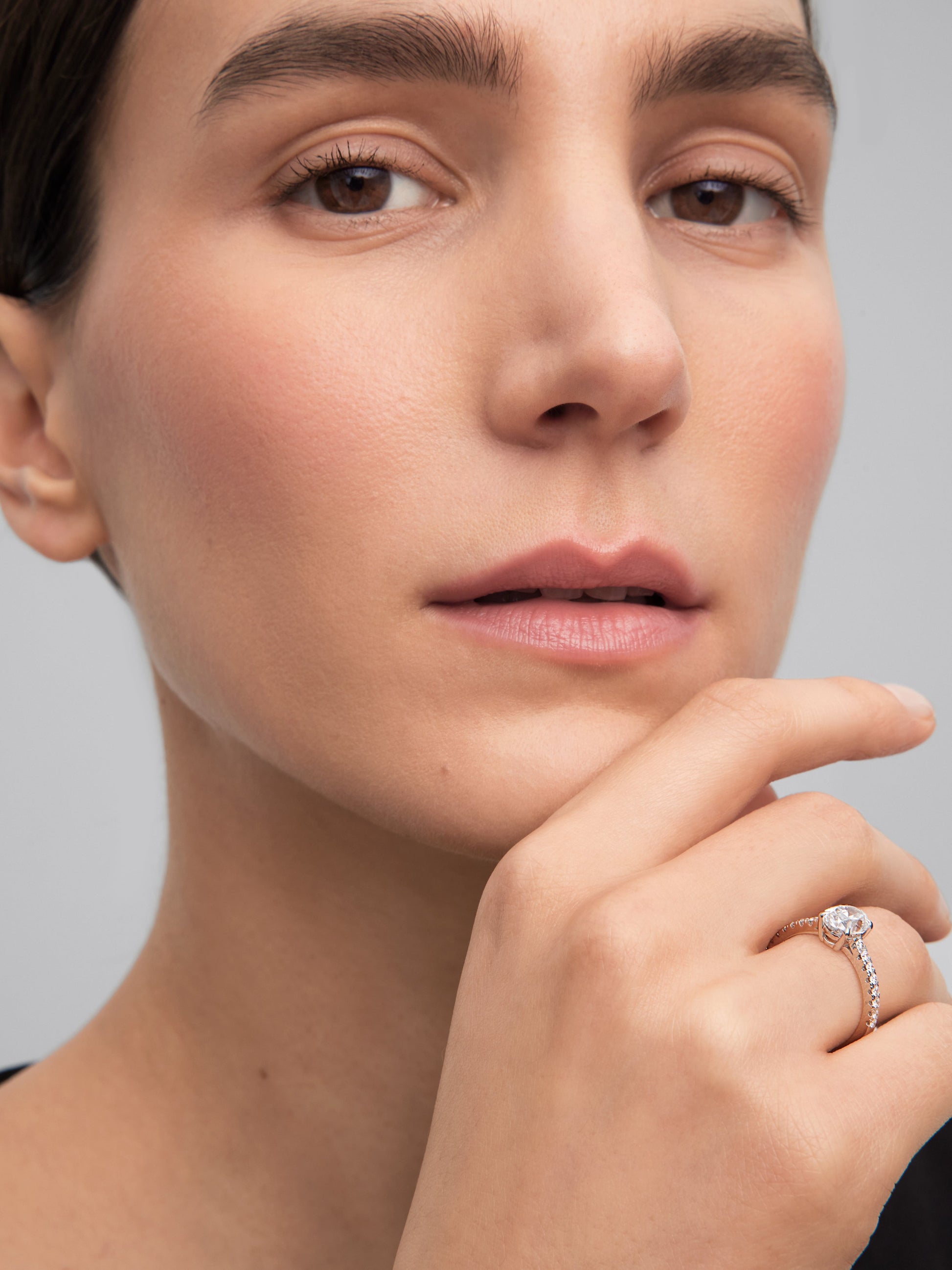 Anillo solitario de oro blanco de 18K con diamantes blancos en talla oval de 1,5 cts y brillante de 0,25 cts