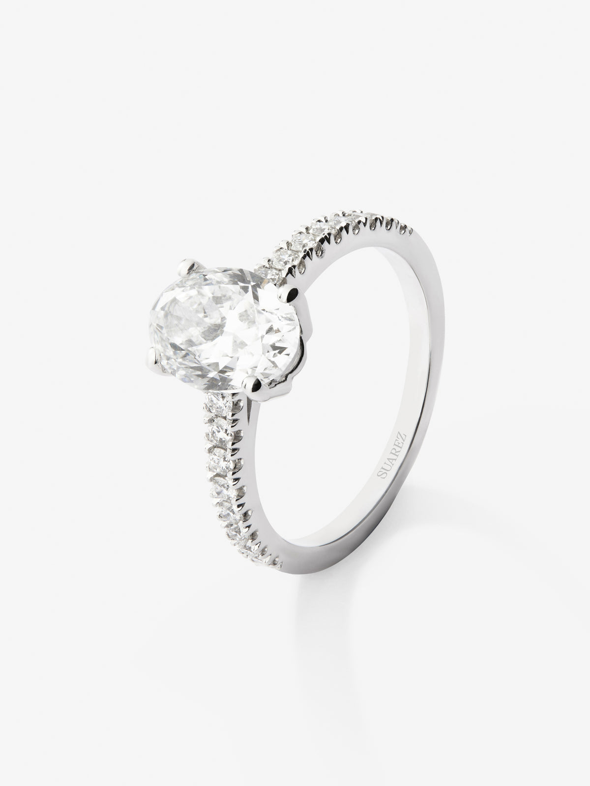 Anillo solitario de oro blanco de 18K con diamante en talla oval de 2,01 cts y 16 diamantes en talla brillante con un total de 0,25 cts