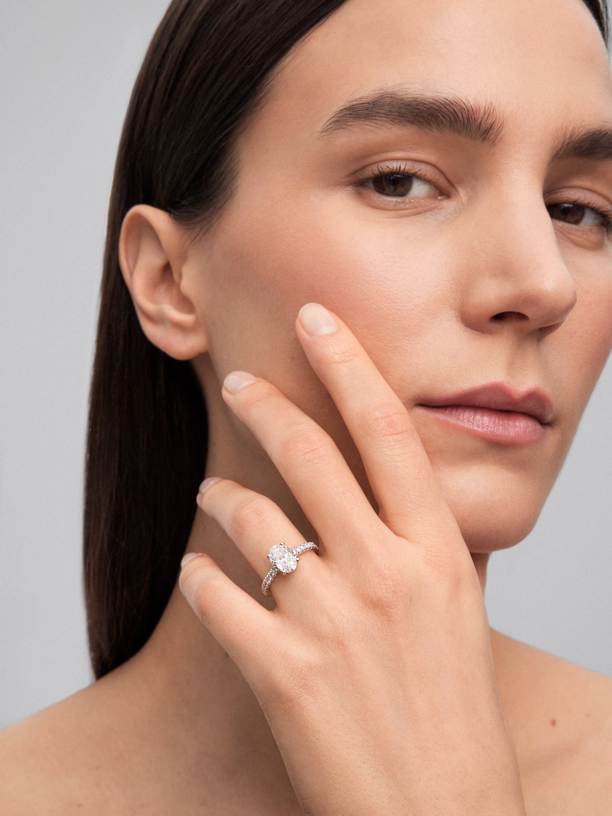 Anillo solitario de oro blanco de 18K con diamante en talla oval de 2,01 cts y 16 diamantes en talla brillante con un total de 0,25 cts