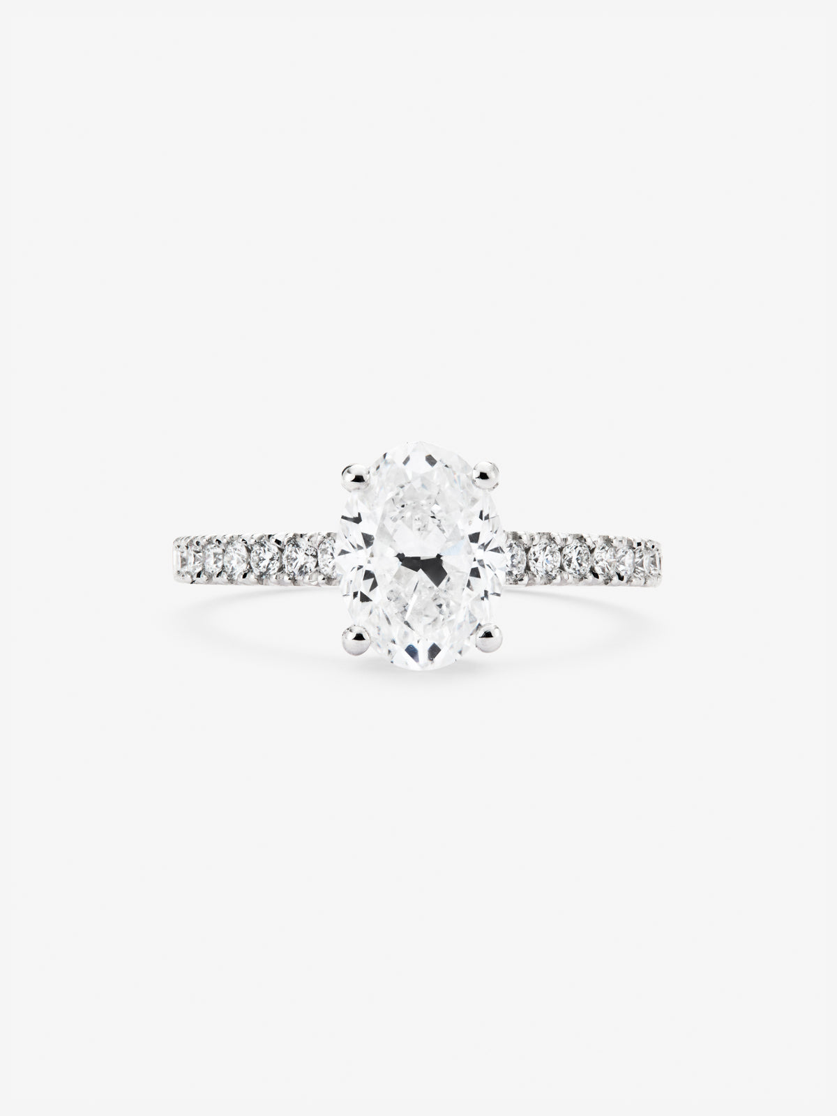 Anillo solitario de oro blanco de 18K con diamante en talla oval de 2,01 cts y 16 diamantes en talla brillante con un total de 0,25 cts