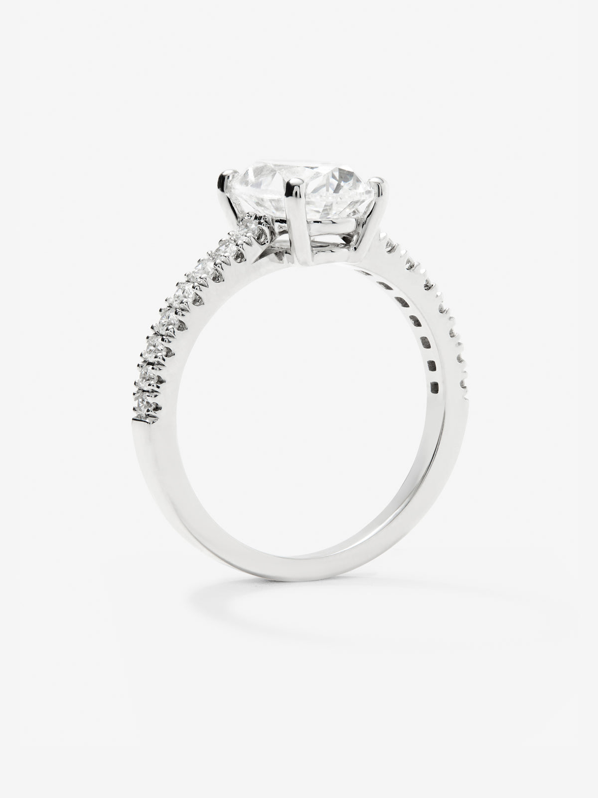 Anillo solitario de oro blanco de 18K con diamante en talla oval de 2,01 cts y 16 diamantes en talla brillante con un total de 0,25 cts