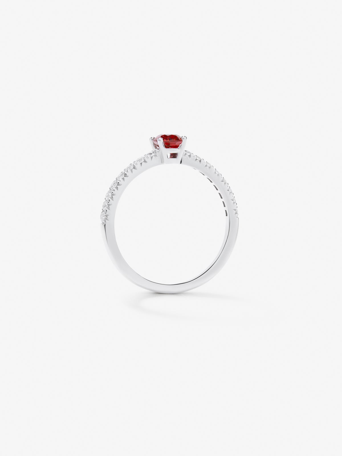 Anillo de oro blanco 18K con rubí