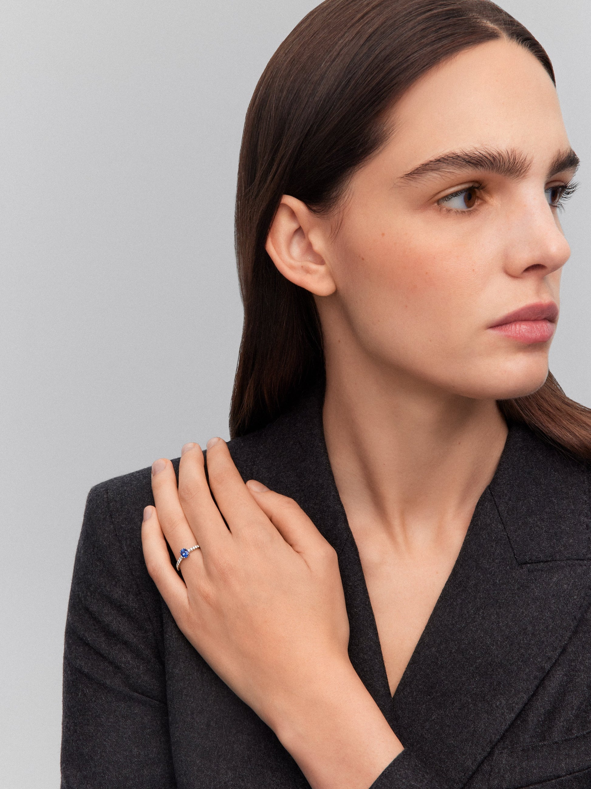Anillo de oro blanco 18K con zafiro