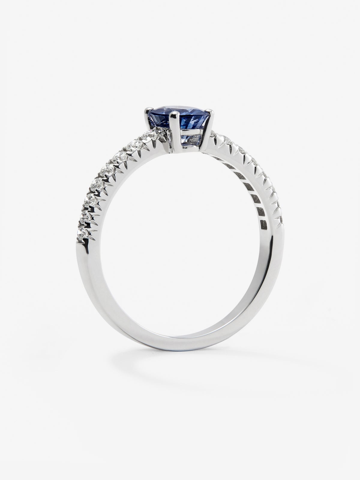 Anillo de oro blanco 18K con zafiro