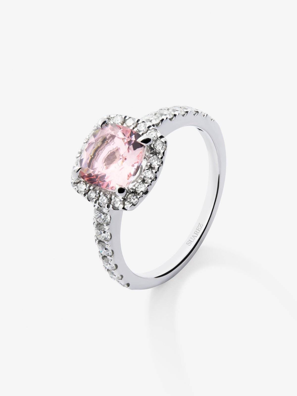 Anillo de oro blanco de 18K con morganita rosa en talla cushion de 0,87 cts y orla y brazo de 30 diamantes en talla brillante con un total de 0,36 cts
