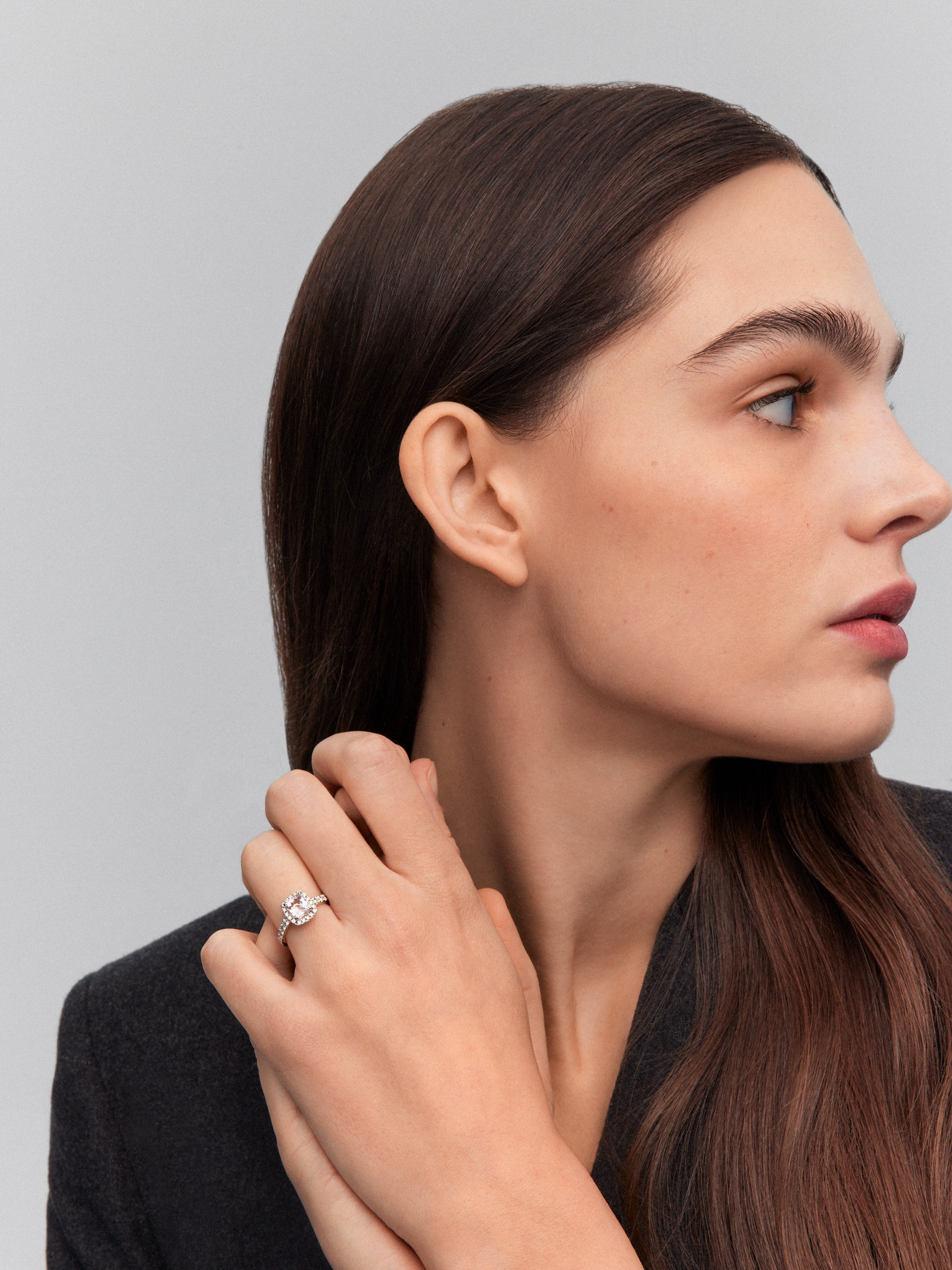 Anillo de oro blanco de 18K con morganita rosa en talla cushion de 0,87 cts y orla y brazo de 30 diamantes en talla brillante con un total de 0,36 cts
