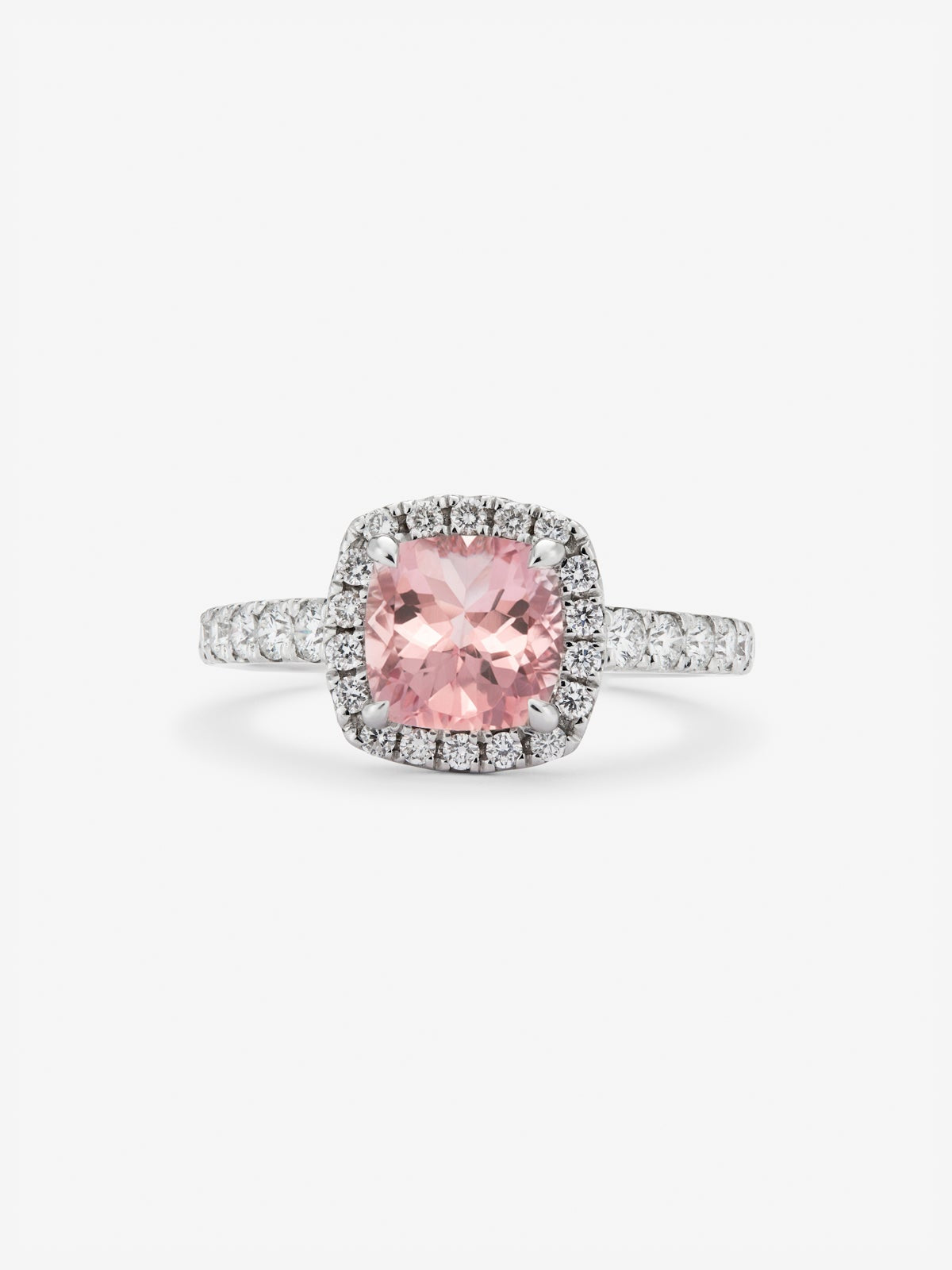 Anillo de oro blanco de 18K con morganita rosa en talla cushion de 0,87 cts y orla y brazo de 30 diamantes en talla brillante con un total de 0,36 cts