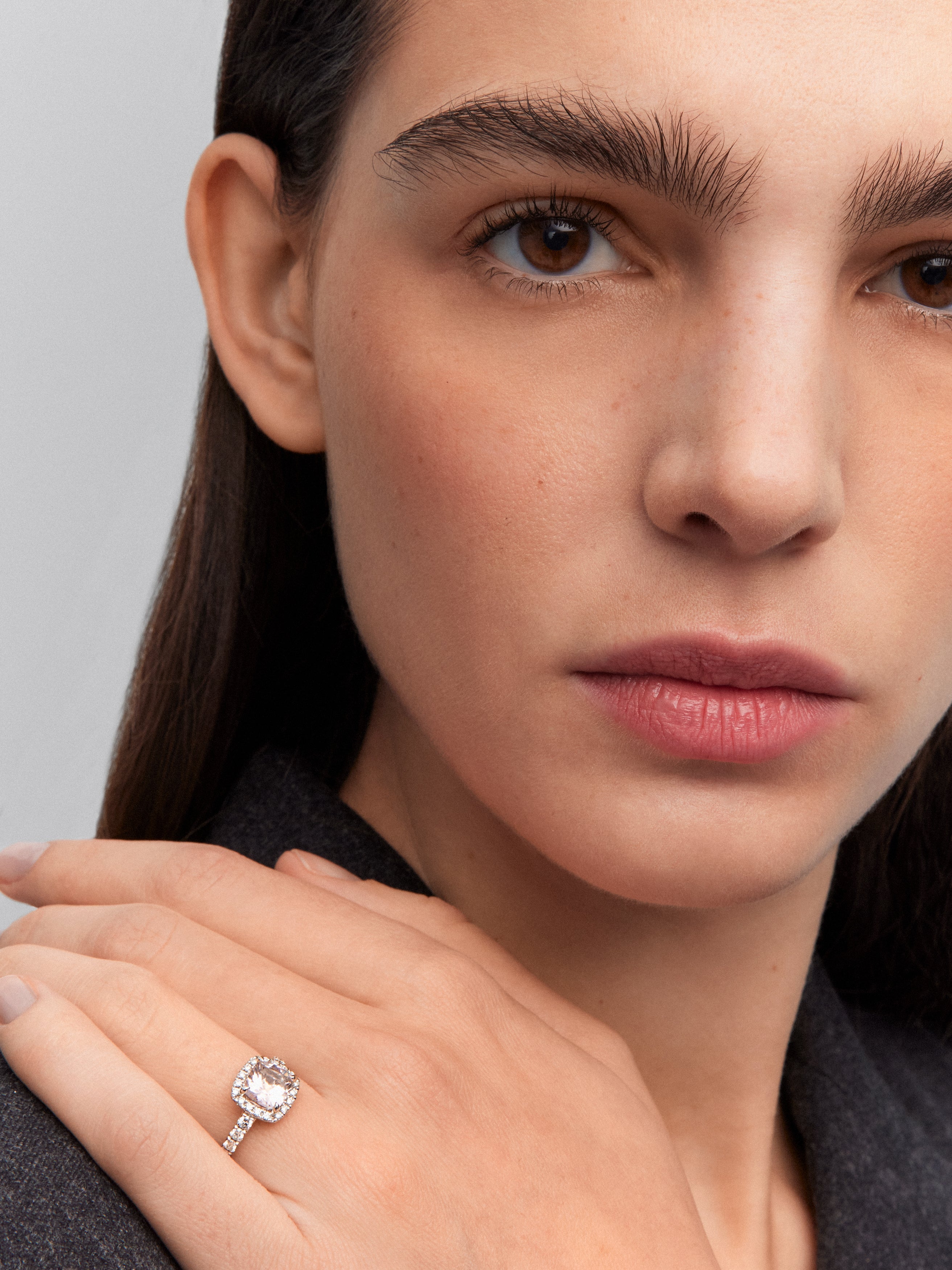 Anillo de oro blanco de 18K con morganita rosa en talla cushion de 0,87 cts y orla y brazo de 30 diamantes en talla brillante con un total de 0,36 cts