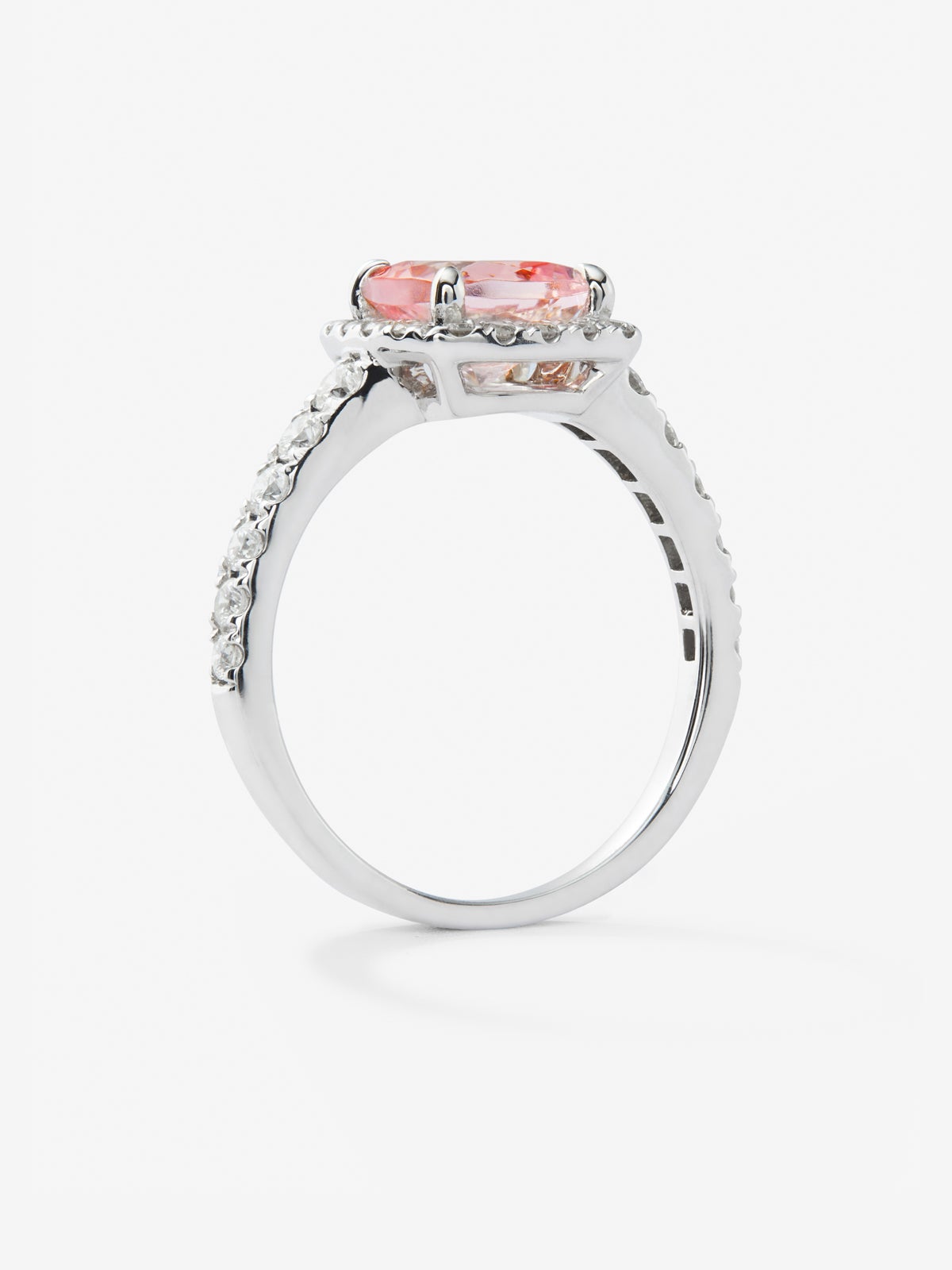 Anillo de oro blanco de 18K con morganita rosa en talla cushion de 0,87 cts y orla y brazo de 30 diamantes en talla brillante con un total de 0,36 cts