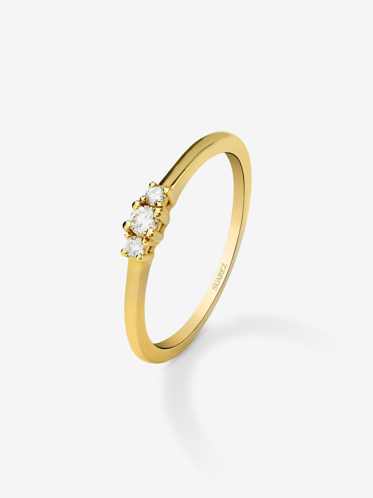 Anillo tresillo de oro amarillo de 18K con diamantes