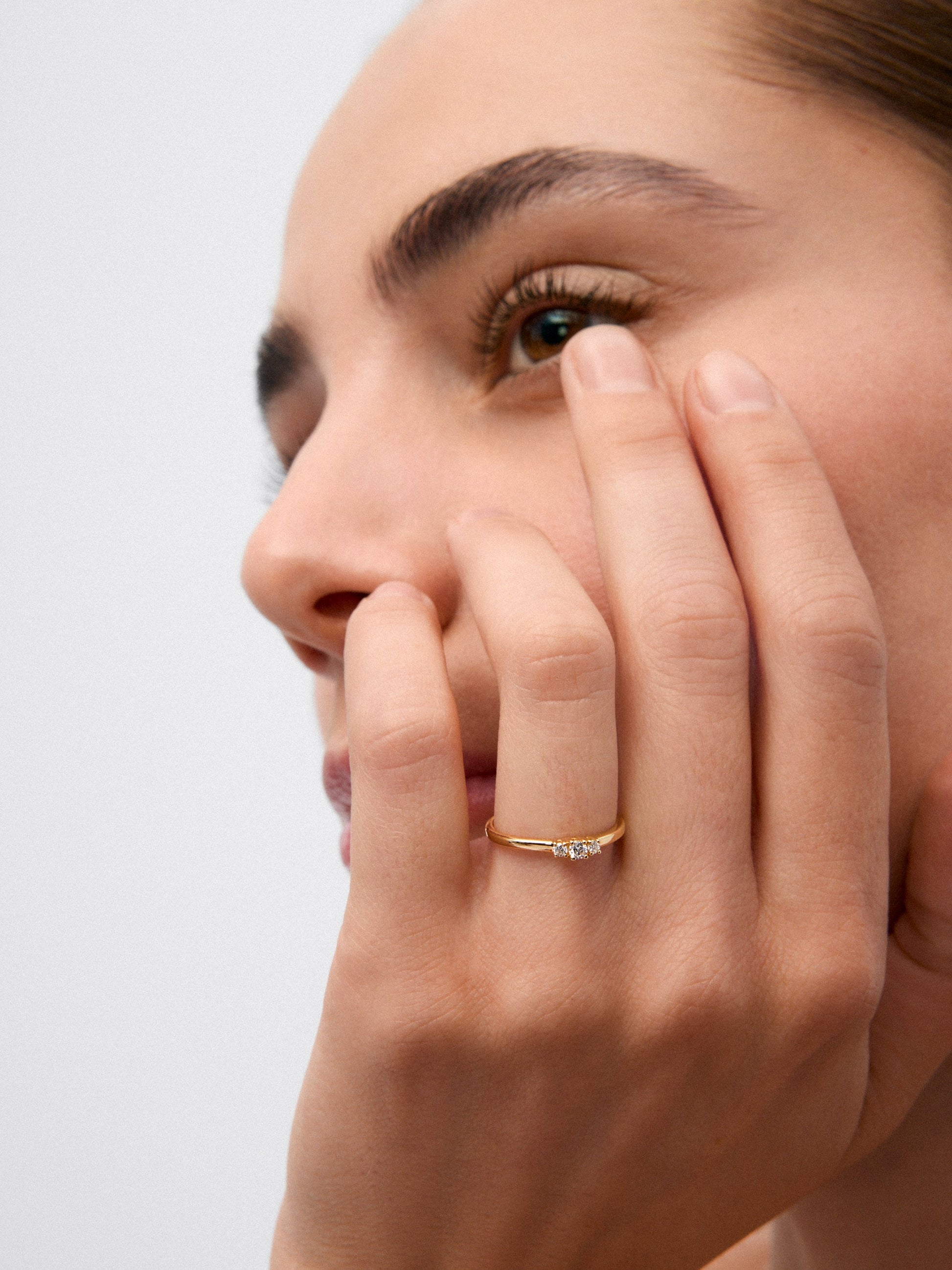 Anillo tresillo de oro amarillo de 18K con diamantes