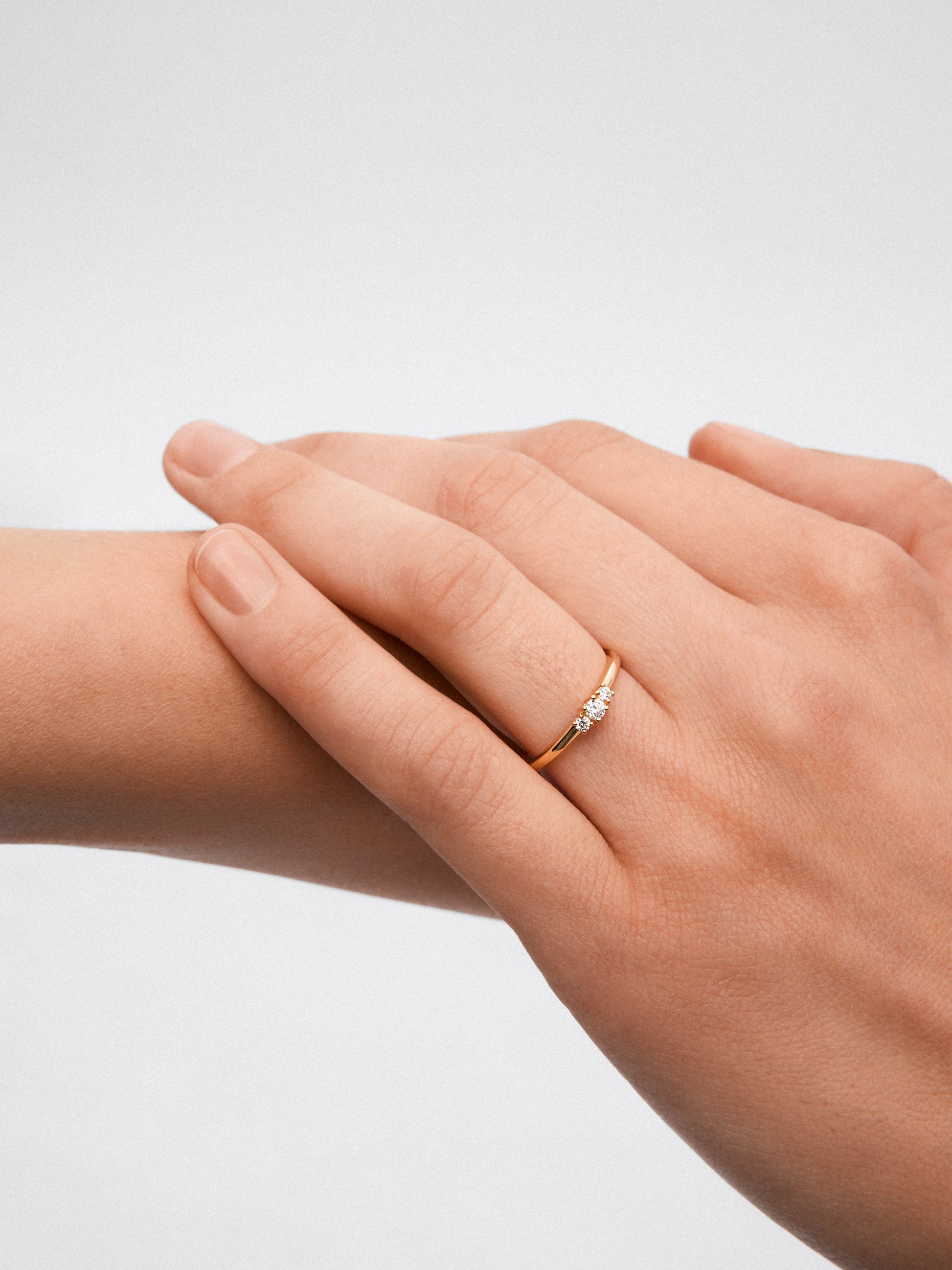 Anillo tresillo de oro amarillo de 18K con diamantes