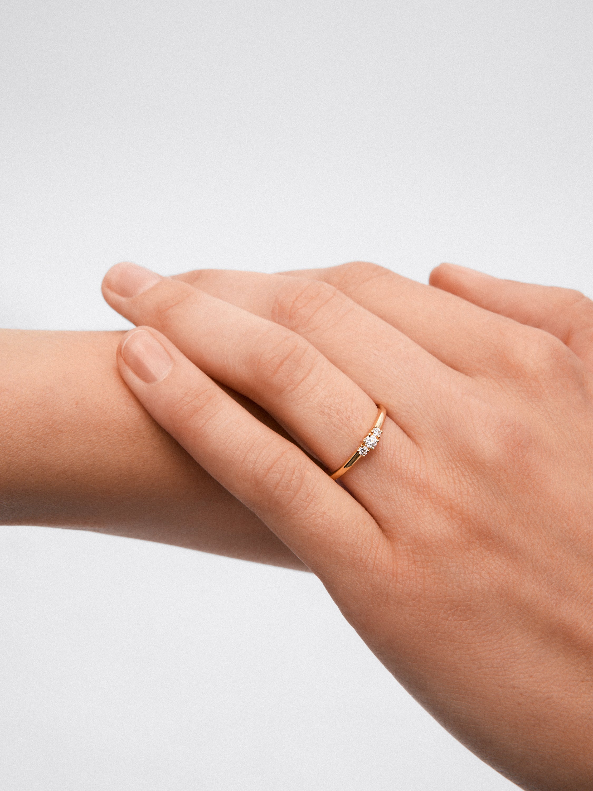 Anillo tresillo de oro amarillo de 18K con diamantes