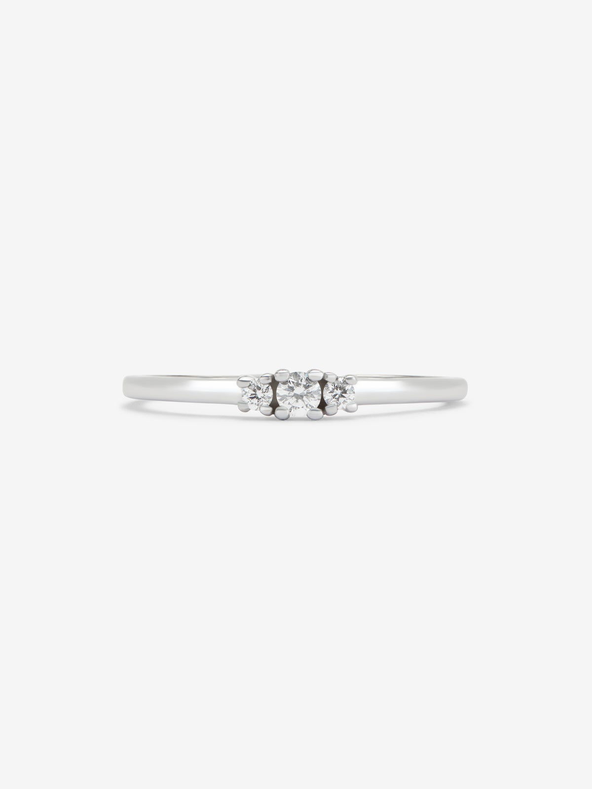 Anillo tresillo de oro blanco de 18K con diamantes
