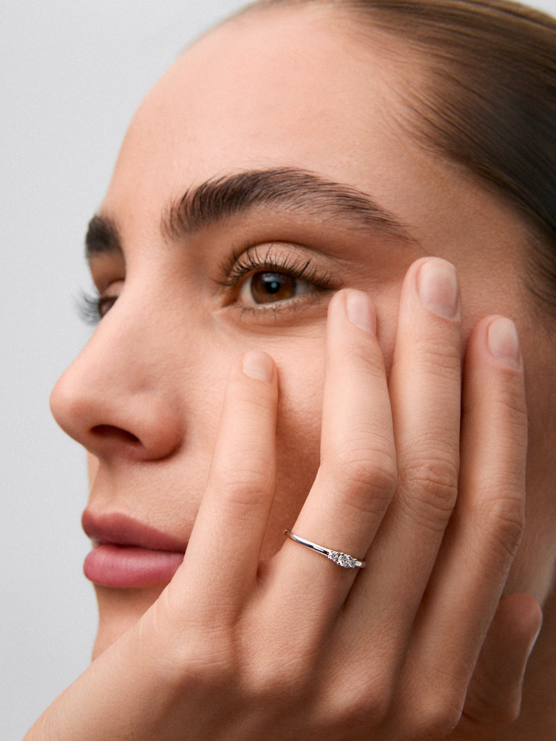Anillo tresillo de oro blanco de 18K con diamantes