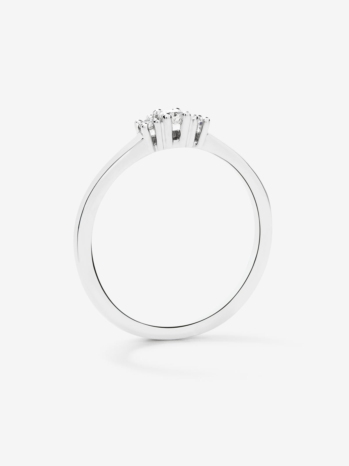 Anillo tresillo de oro blanco de 18K con diamantes