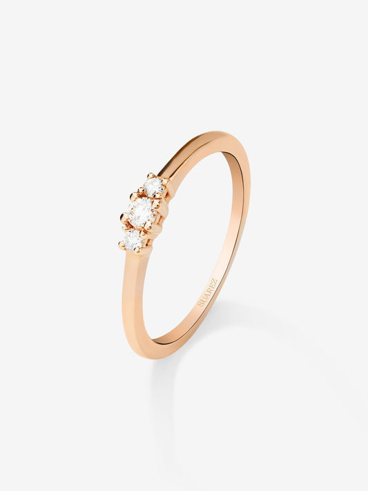 Anillo de oro rosa de 18K con 3 diamantes en talla brillante con un total de 0,11 cts
