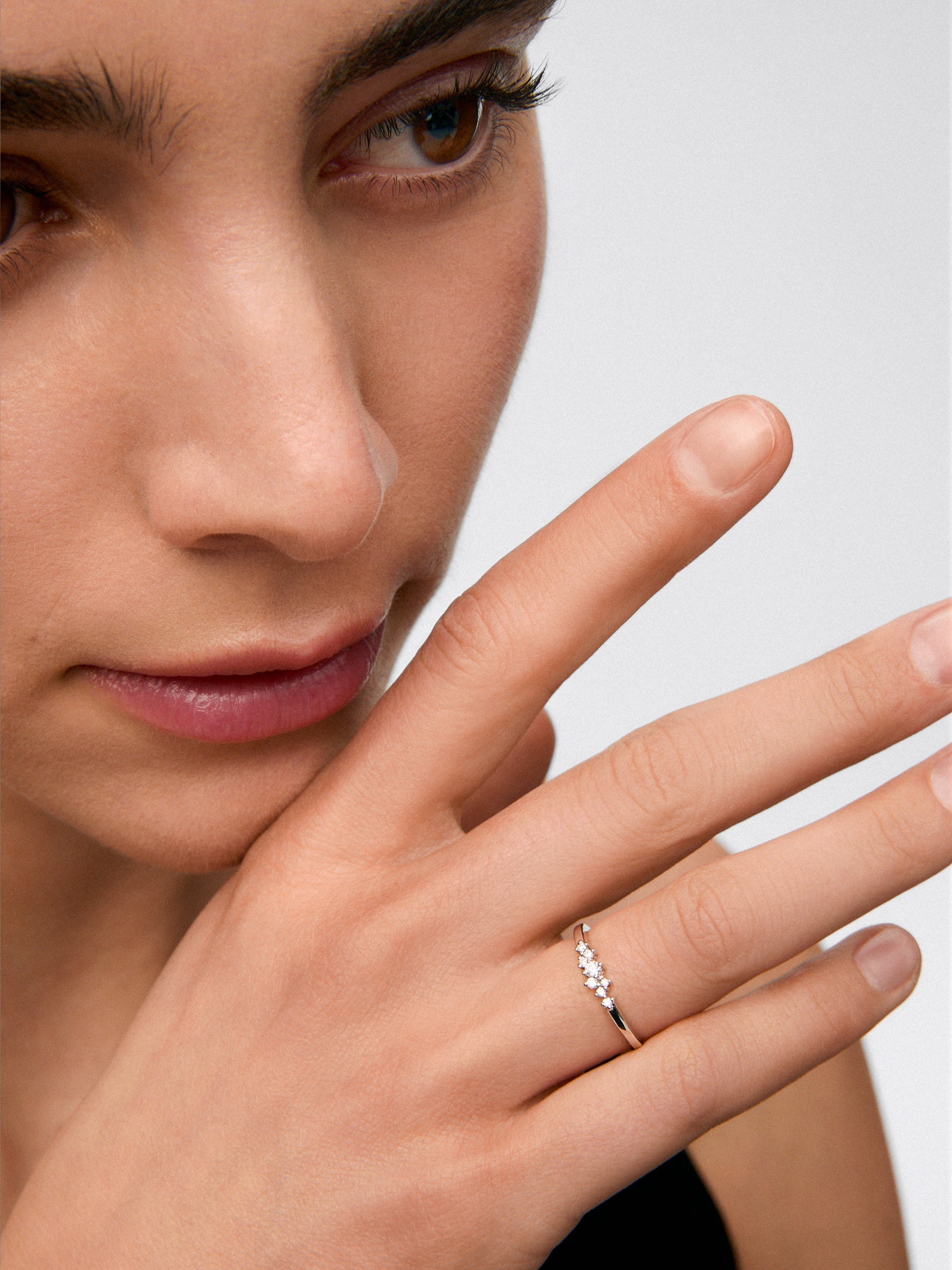Anillo de oro blanco de 18K con 8 diamantes en talla brillante con un total de 0,1 cts