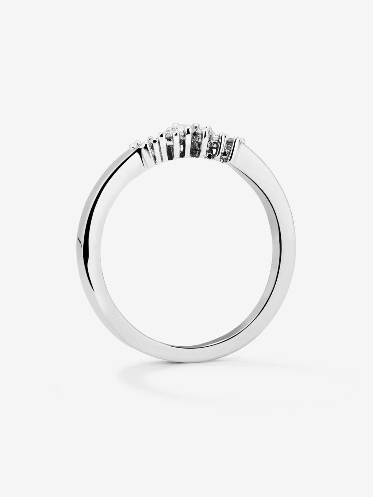 Anillo de oro blanco de 18K con 8 diamantes en talla brillante con un total de 0,1 cts