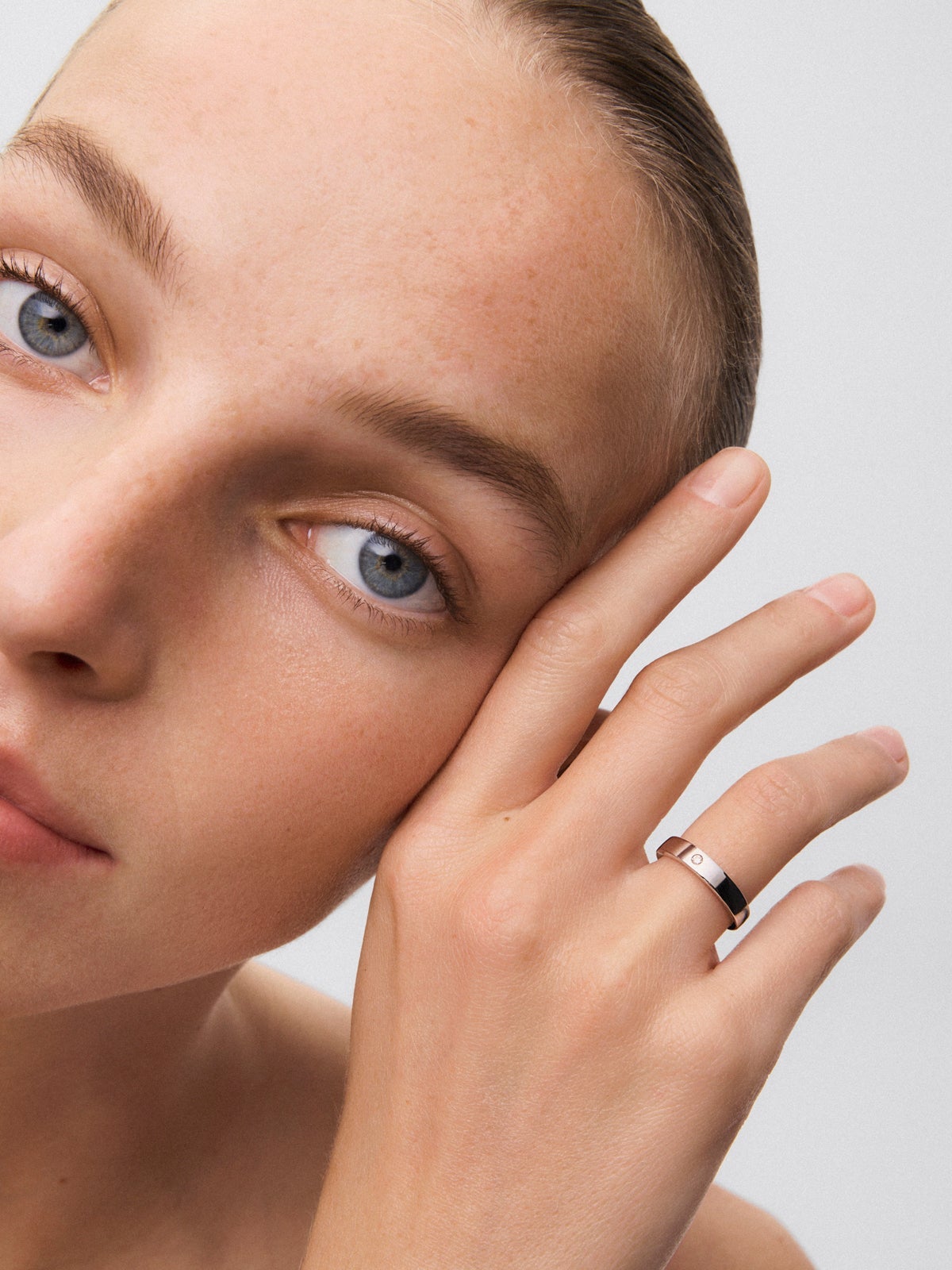 Alianza de boda de oro blanco de 18K con diamante