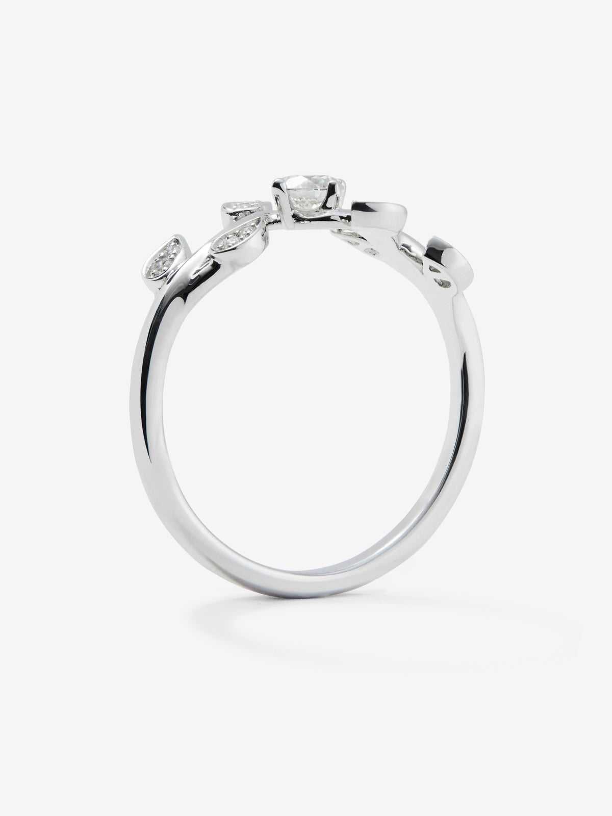 Anillo de oro blanco de 18K con 13 diamantes en talla brillante con un total de 0,19 cts