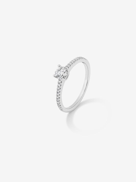 Anillo solitario de compromiso de oro blanco de 18K con diamantes