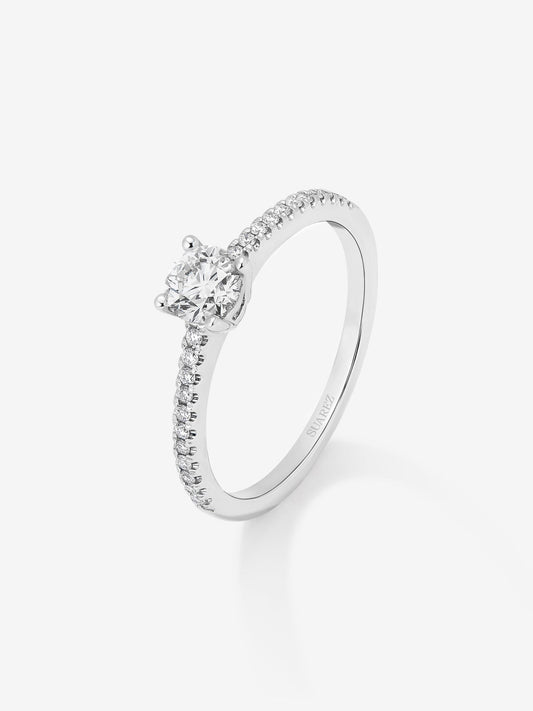 Anillo solitario de compromiso de oro blanco de 18K con diamantes