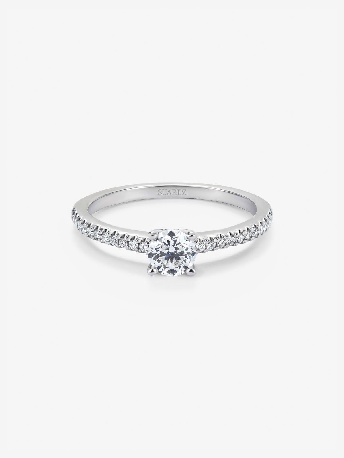 Anillo solitario de compromiso de oro blanco de 18K con diamantes