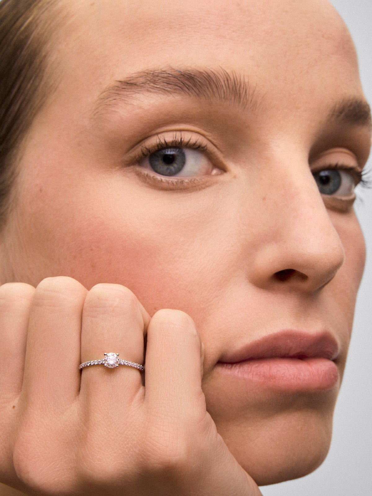 Anillo solitario de compromiso de oro blanco de 18K con diamantes