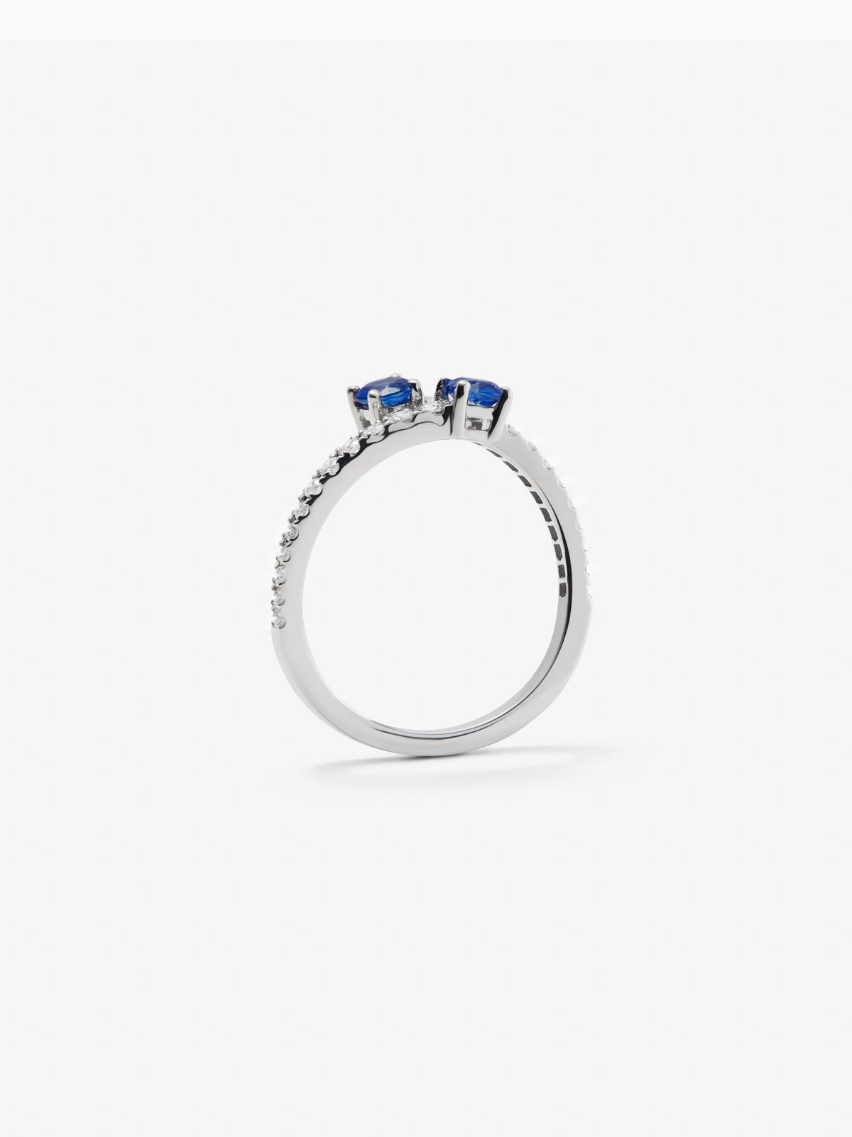 Anillo Tú y Yo de oro blanco de 18K con zafiros 0,71 cts y diamantes 0,15 cts
