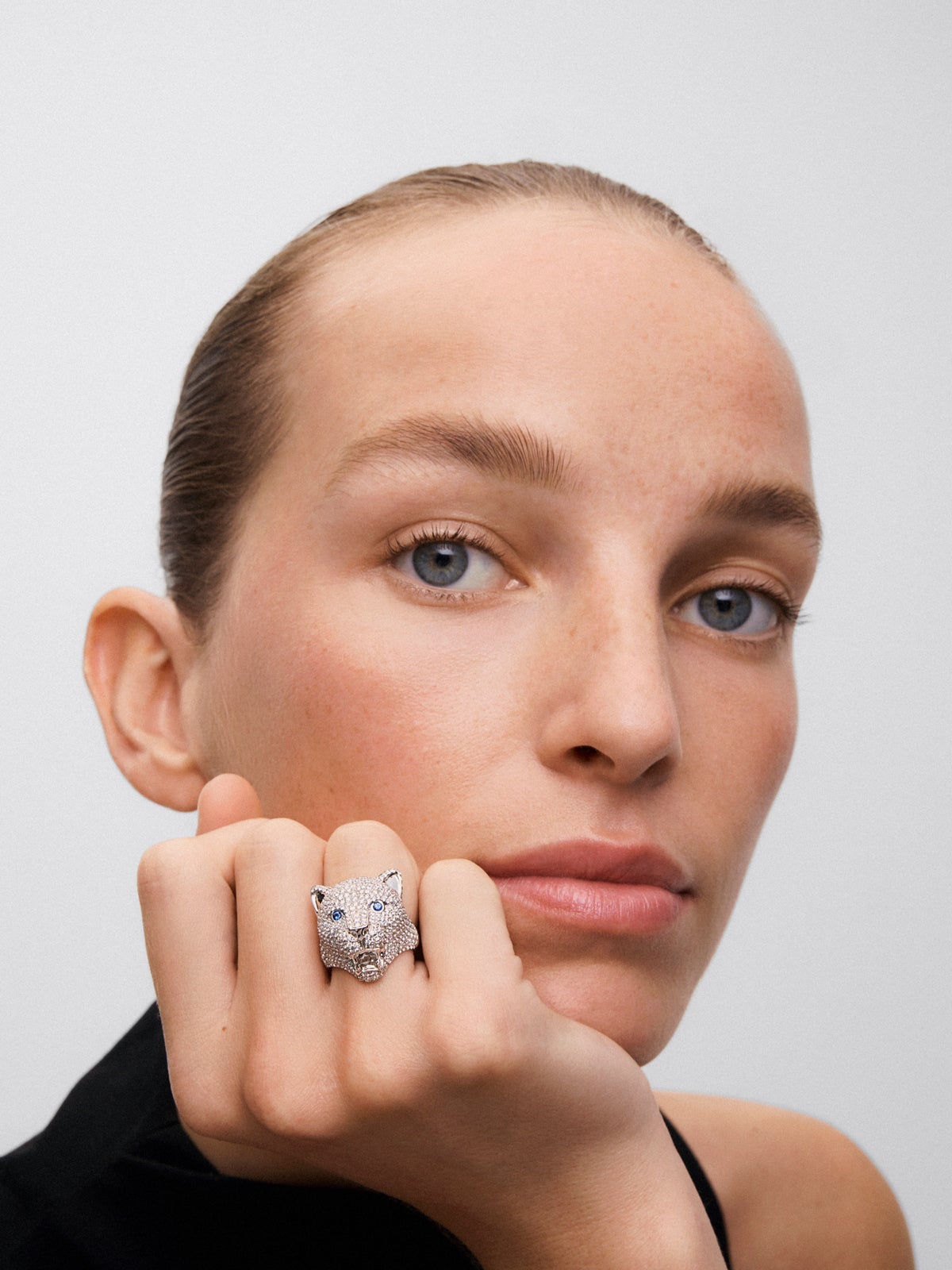 Anillo puma de oro blanco de 18kt con diamantes y zafiros azules