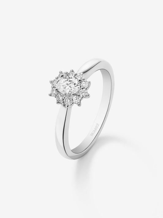Anillo de oro blanco de 18K con diamante blanco central en talla oval de 0,3 cts y orla de 10 diamantes en talla brillante con un total de 0,18 cts
