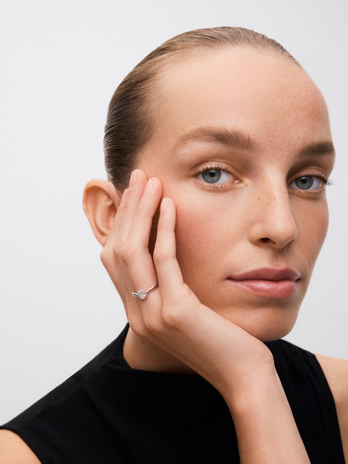 Anillo de oro blanco 18K con diamante en talla oval con un total de 0,3 cts