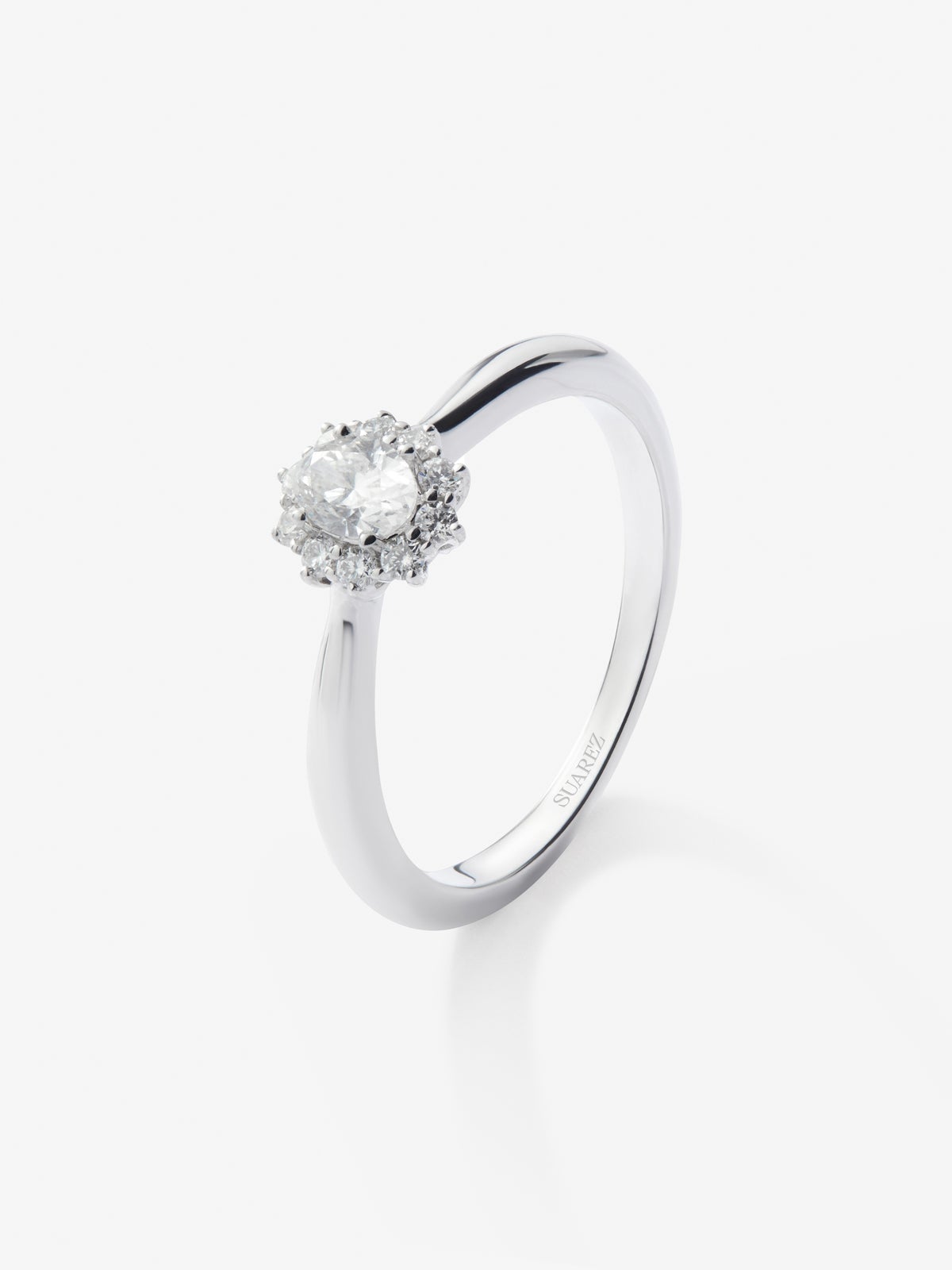 Anillo solitario de oro blanco de 18K con diamante central en talla oval de 0,3 cts y orla de 10 diamantes en talla brillante con un total de 0,18 cts