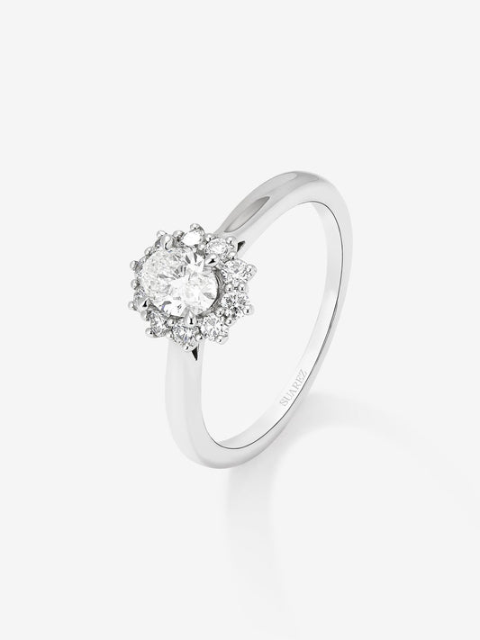 Anillo solitario de compromiso de oro blanco de 18K con diamantes