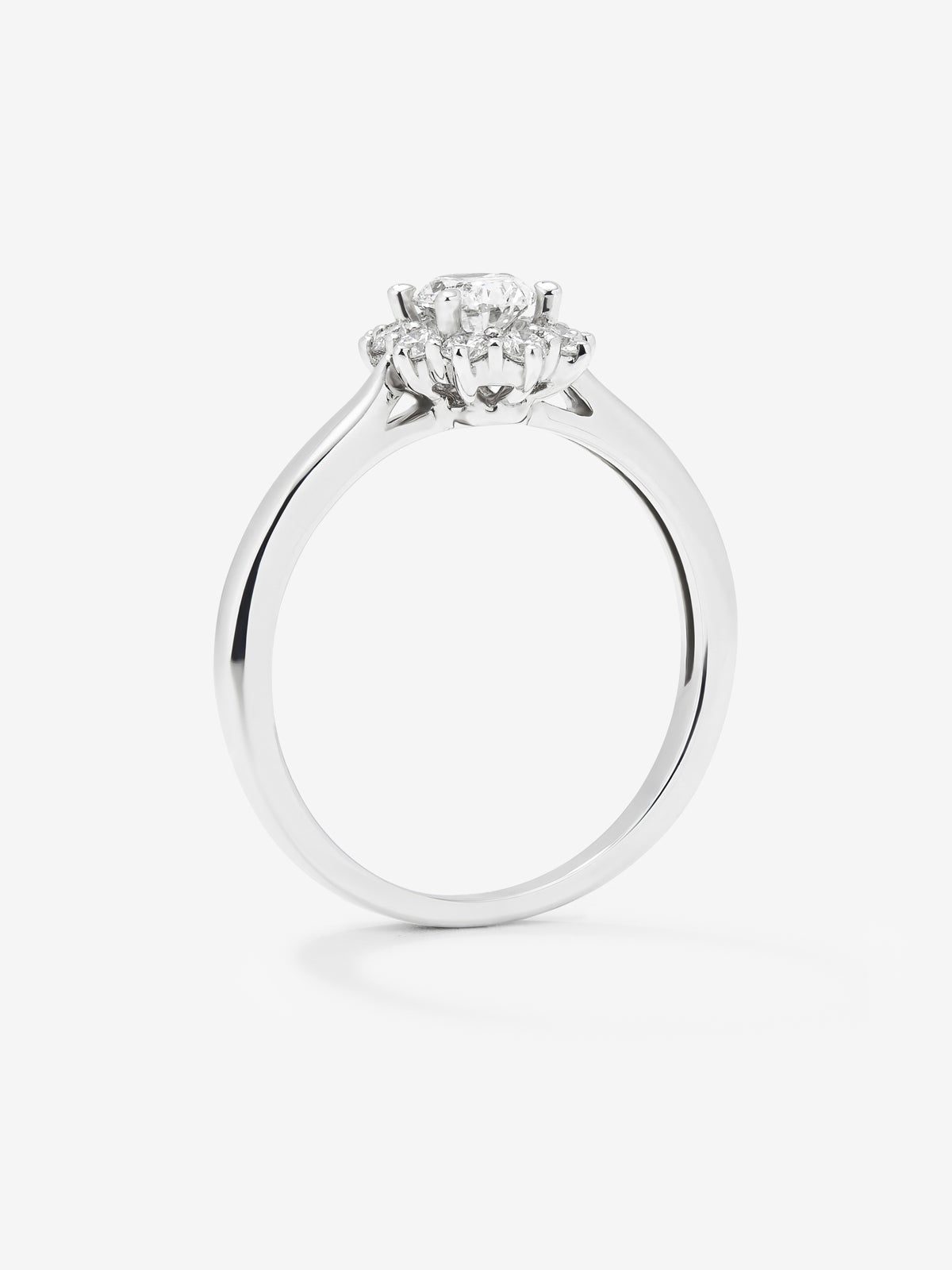 Anillo solitario de compromiso de oro blanco de 18K con diamantes