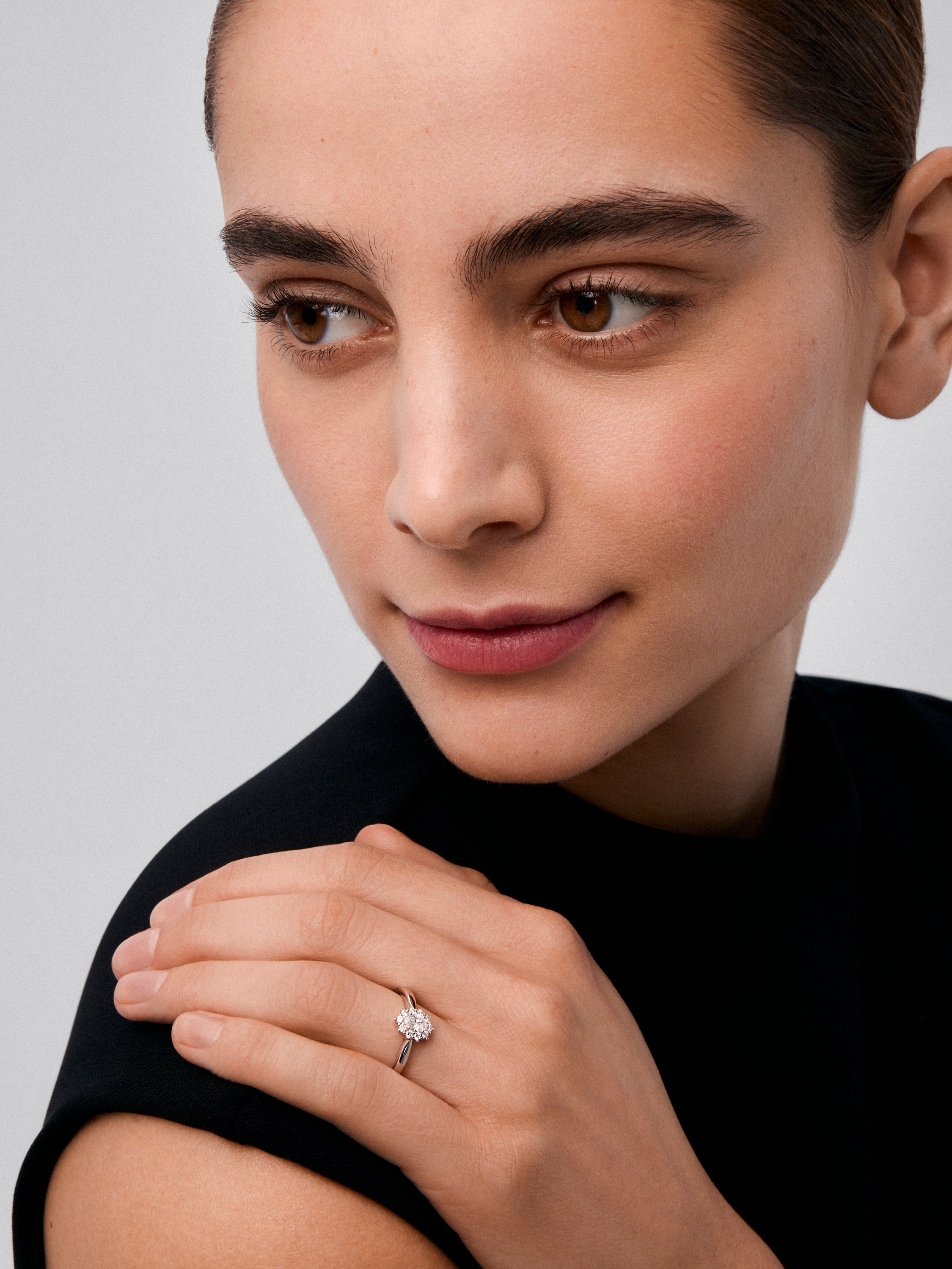 Anillo solitario de oro blanco de 18K con diamante en talla brillante de 0,3 cts