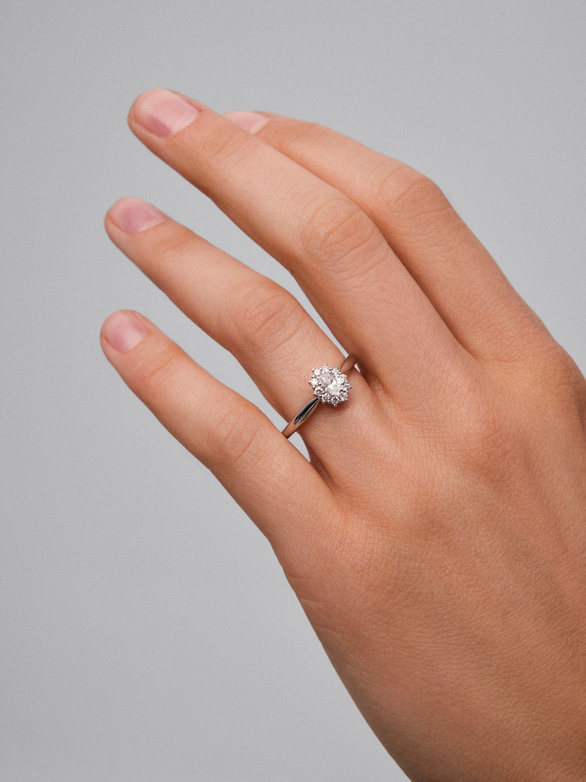 Anillo solitario de oro blanco de 18K con diamante en talla brillante de 0,3 cts