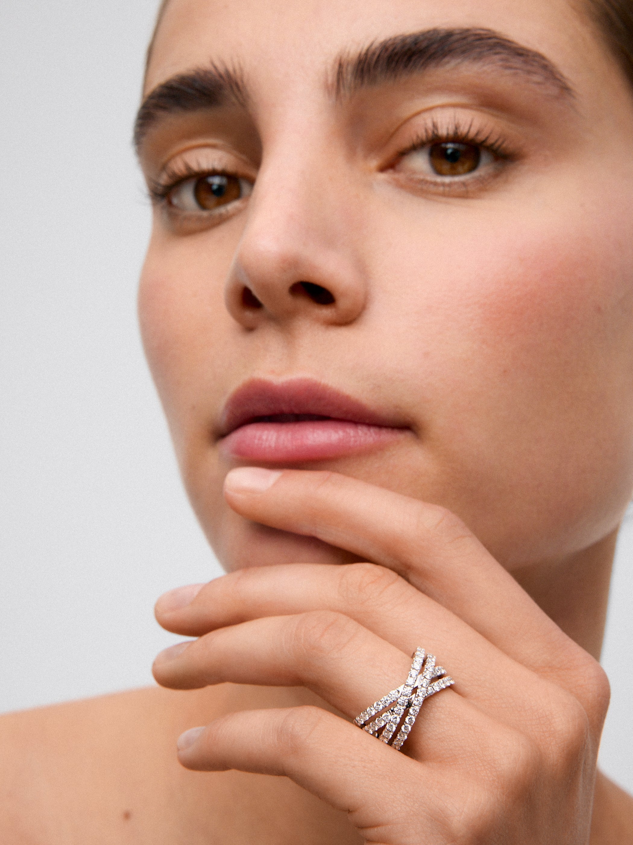 Anillo multibrazo cruzado de oro blanco de 18K con 52 diamantes en talla brillante con un total de 1,12 cts
