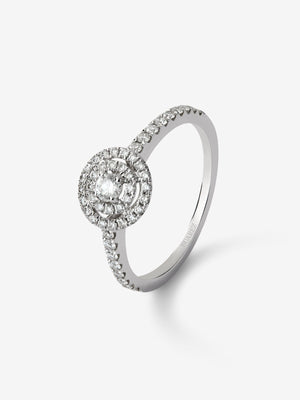 Anillo de oro blanco de 18K con doble orla de diamantes y diamante central en talla brillante con un total de 0,67 cts